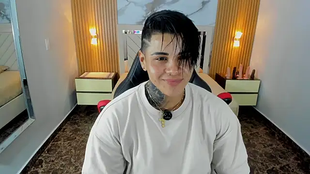 KAROLLJONES1 online show from June 2026 07:20:01 PM