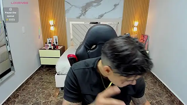 KAROLLJONES1 online show from October 2025 07:35:01 PM