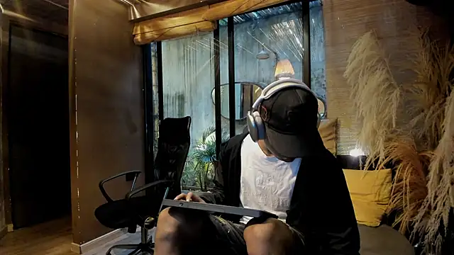 AlanCutee online show from December 2025 11:36:01 AM