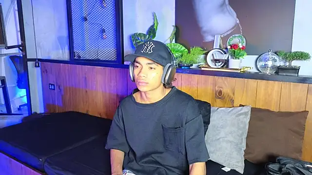 Snapshot of AlanCutee chatting on May 2026 12:19:01 PM AlanCutee online show from May 2026 12:19:01 PM