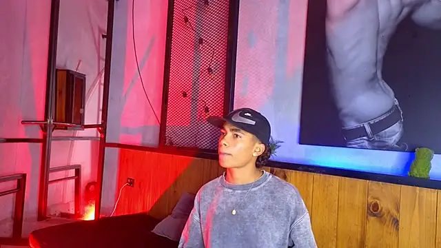 Snapshot of AlanCutee chatting on March 2026 12:01:02 PM AlanCutee online show from March 2026 12:01:02 PM