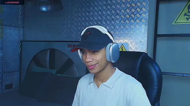 Snapshot of AlanCutee chatting on December 2025 11:43:02 AM AlanCutee online show from December 2025 11:43:02 AM