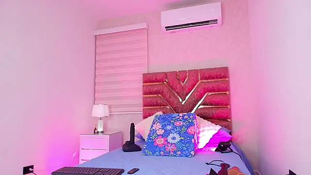 Snapshot of emma_madi chatting on November 2025 11:58:02 AM emma madi online show from November 2025 11:58:02 AM