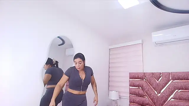 Snapshot of emma_madi chatting on December 2025 11:53:02 AM emma madi online show from December 2025 11:53:02 AM