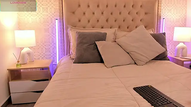 BellaNixs online show from November 2025 03:23:02 AM