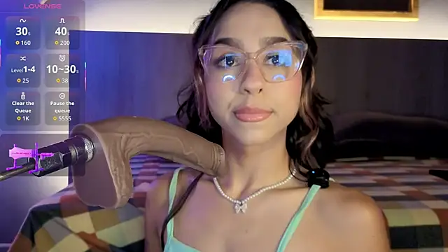 RACHELRUIZ online show from April 2026 10:44:01 PM