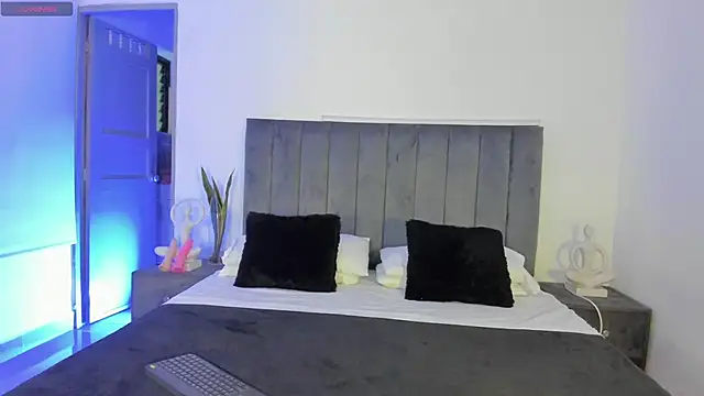 Snapshot of NoahLux chatting on October 2025 06:43:01 PM NoahLux online show from October 2025 06:43:01 PM