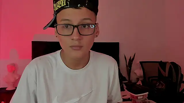 Snapshot of NoahLux chatting on September 2025 07:04:01 PM NoahLux online show from September 2025 07:04:01 PM