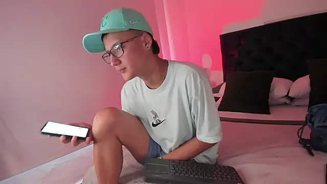 Snapshot of NoahLux chatting on October 2025 07:50:01 PM NoahLux online show from October 2025 07:50:01 PM