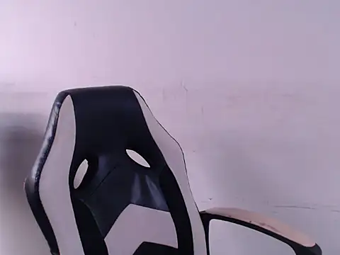 CloeStron online show from November 2025 03:23:01 PM