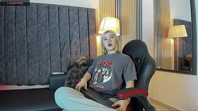 rubby lux online show from November 2025 05:12:02 PM