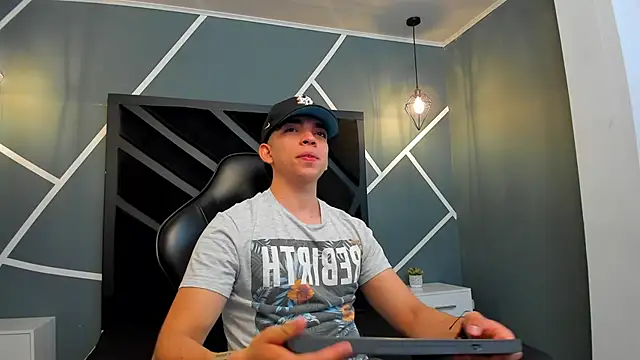 Eryonbradley online show from December 2025 05:00:02 AM