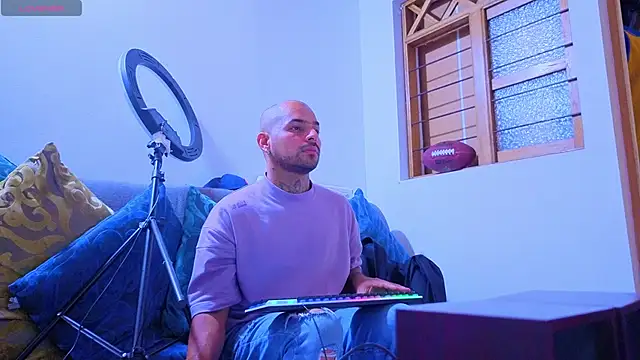 tomas smith1 online show from October 2025 12:21:01 AM