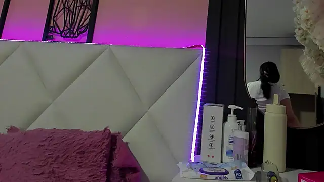 veronica hill  online show from November 2025 03:01:02 AM