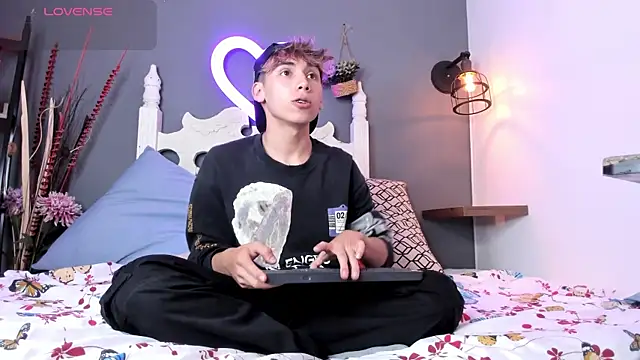 Twinkie Hung online show from September 2025 02:16:01 PM