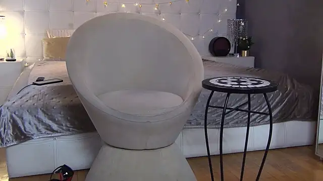 LadyValeriaXO online show from December 2025 12:30:03 PM