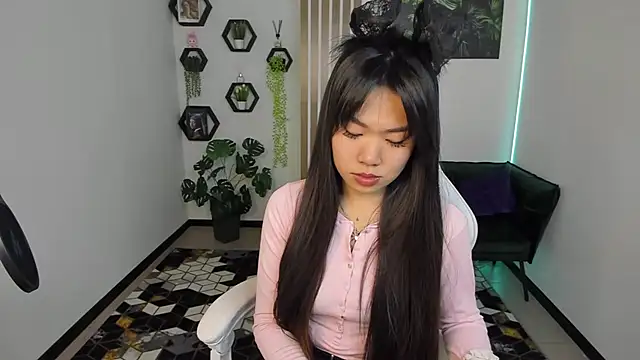 Snapshot of LunaPurrr chatting on October 2025 11:16:01 PM LunaPurrr online show from October 2025 11:16:01 PM