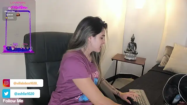 Snapshot of MiaVillalobos chatting on October 2025 12:04:02 PM MiaVillalobos online show from October 2025 12:04:02 PM