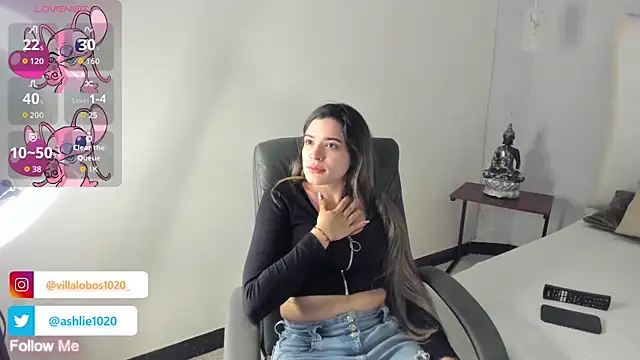 Snapshot of MiaVillalobos chatting on October 2025 11:44:02 AM MiaVillalobos online show from October 2025 11:44:02 AM