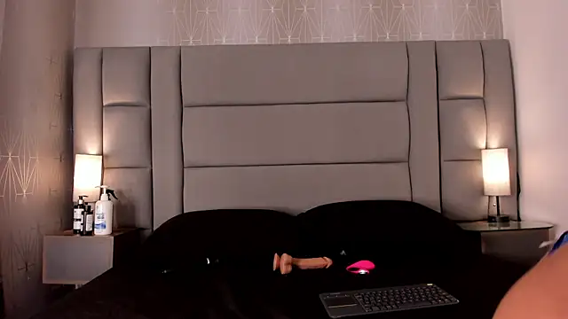 Snapshot of Mia-Medina chatting on December 2025 07:38:01 PM Mia-Medina online show from December 2025 07:38:01 PM