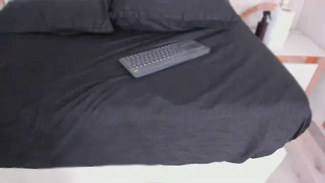 Snapshot of Mia-Medina chatting on October 2025 03:45:02 PM Mia-Medina online show from October 2025 03:45:02 PM