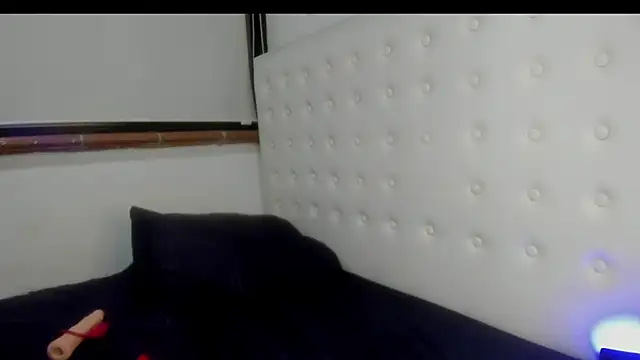 Roxannelorence  online show from November 2025 05:33:01 AM