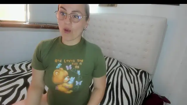 Roxannelorence  online show from October 2025 02:38:01 PM