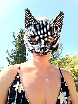 Snapshot of HotWife_VR chatting on June 2026 08:03:01 AM HotWife VR online show from June 2026 08:03:01 AM