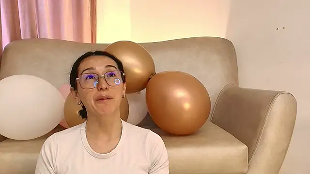 Ginevra esposito online show from April 2026 12:45:01 PM