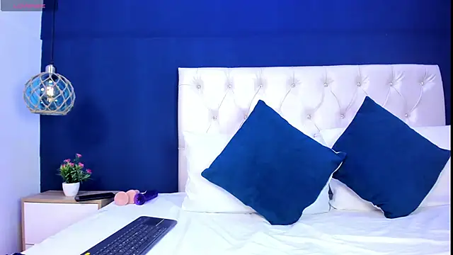 Juicykitten1 online show from September 2025 11:59:02 AM