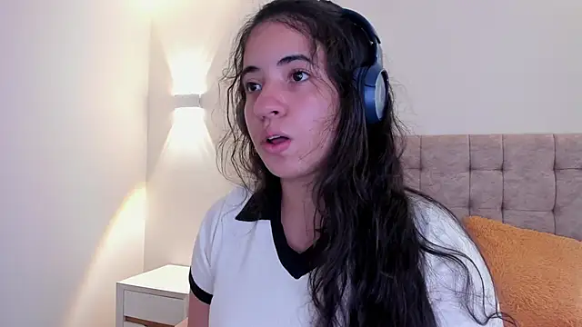 Nicol Chang online show from November 2025 08:20:01 PM