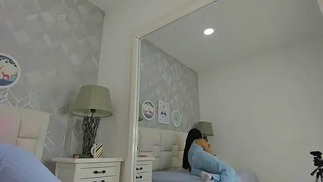 naia cox online show from November 2025 03:43:02 AM