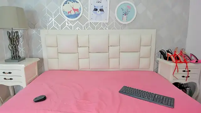 naia cox online show from April 2026 03:40:02 AM