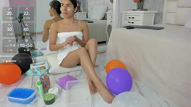 naia cox online show from October 2025 04:09:01 AM