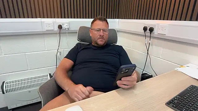 bilf1978 online show from April 2026 06:31:02 AM