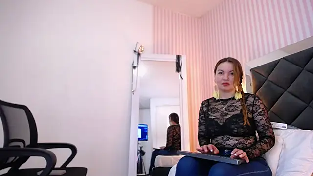 ViictoriaJones  online show from November 2025 12:42:02 PM