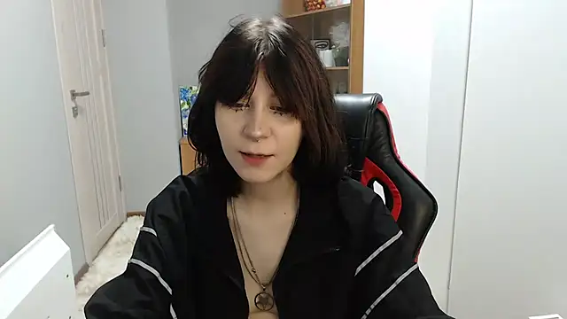 TinaQuiin online show from November 2025 08:35:01 AM