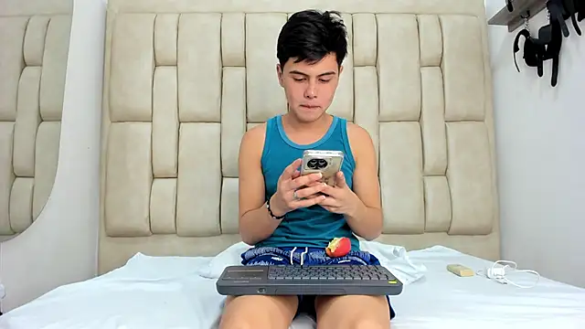 Felipe Cold online show from October 2025 02:01:02 AM
