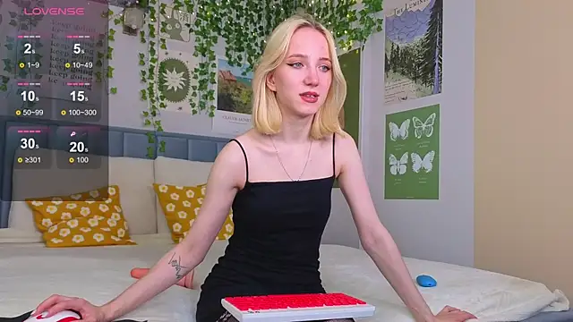 Snapshot of EmmaNovak chatting on October 2025 12:28:01 PM EmmaNovak online show from October 2025 12:28:01 PM