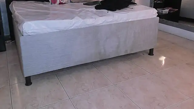 crystaldarliing online show from November 2025 01:22:02 PM