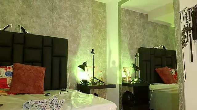 crystaldarliing online show from April 2026 07:39:01 PM