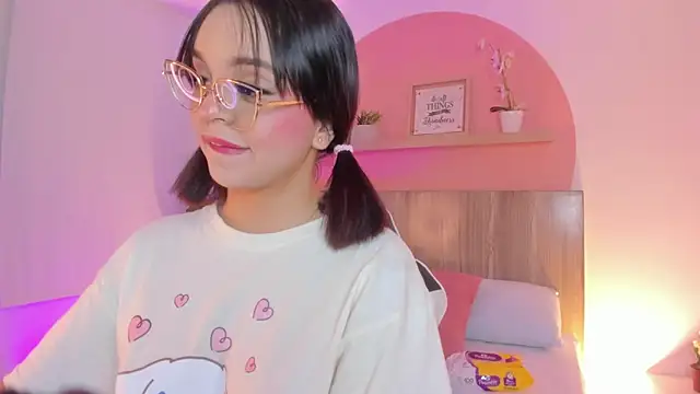 Snapshot of Clara_Luu chatting on June 2026 02:33:01 AM Clara Luu online show from June 2026 02:33:01 AM