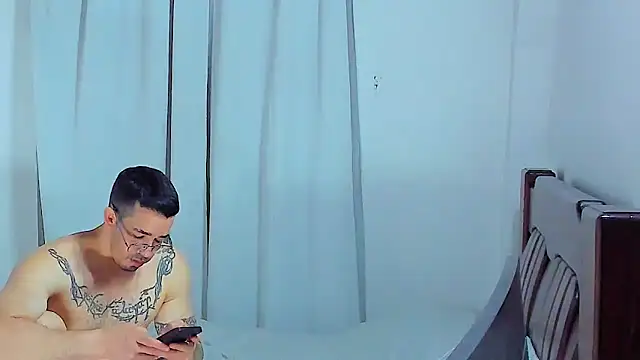 Snapshot of Hunter_Hoott chatting on November 2025 11:30:01 PM Hunter Hoott online show from November 2025 11:30:01 PM