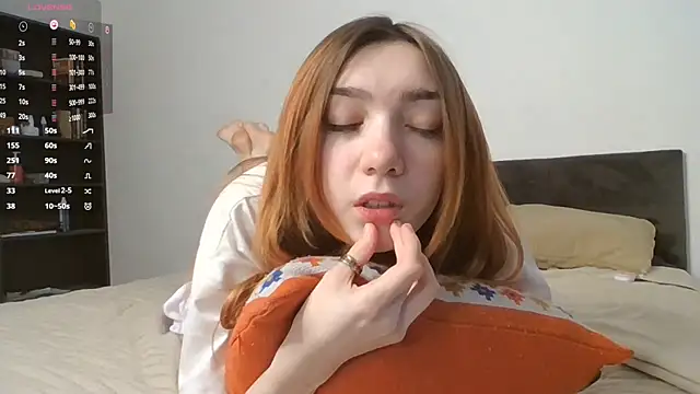 Snapshot of RedheadMisty chatting on October 2025 10:04:01 AM RedheadMisty online show from October 2025 10:04:01 AM