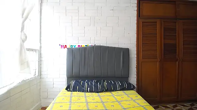 Naia Stant online show from October 2025 06:40:01 PM