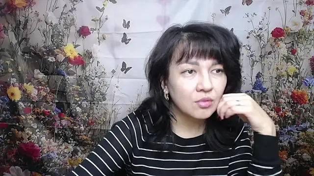 Snapshot of SelenaFly chatting on October 2025 11:01:02 AM SelenaFly online show from October 2025 11:01:02 AM