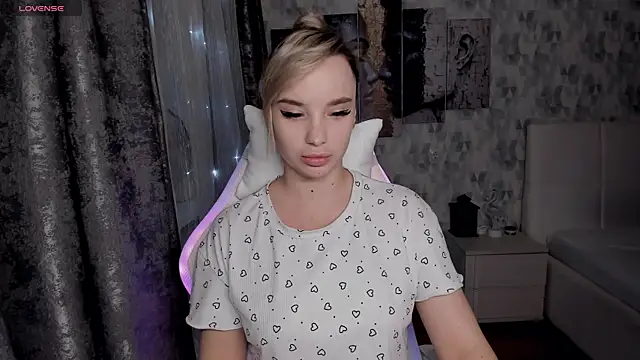 KiraKrox online show from October 2025 09:01:01 PM