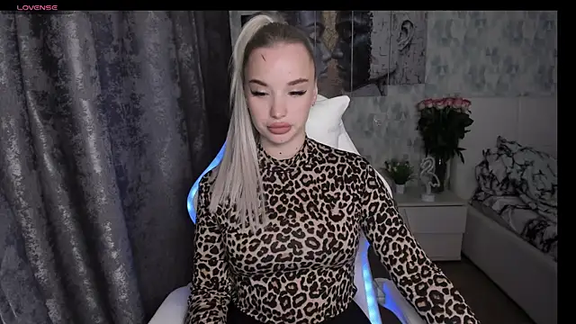 KiraKrox online show from September 2025 05:23:01 PM