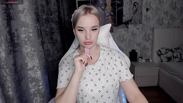 KiraKrox online show from November 2025 07:39:01 PM