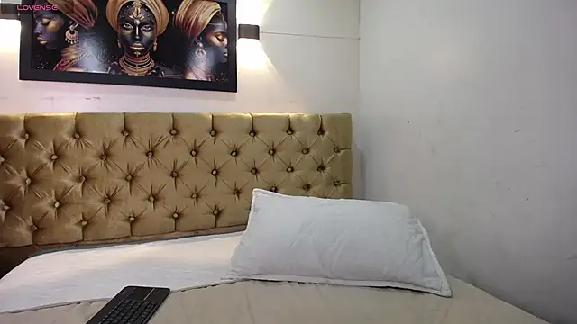 tiiny emilly online show from November 2025 12:43:01 PM